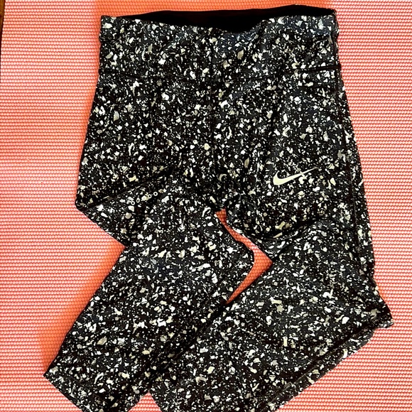 Nike cropped leggings 21 inch inseam size small. GUC no damages. Black speckled - Picture 1 of 6